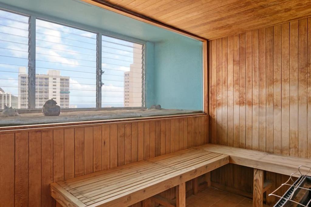 Duke's Studio At The Pacific Monarch * Honolulu